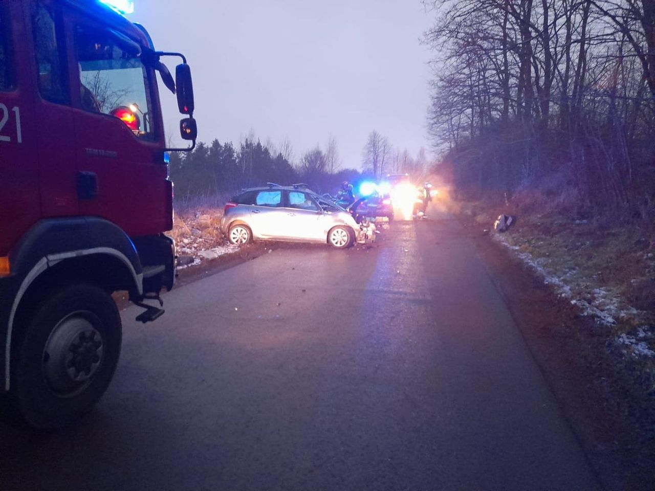 Samochód uderzył w drzewo
