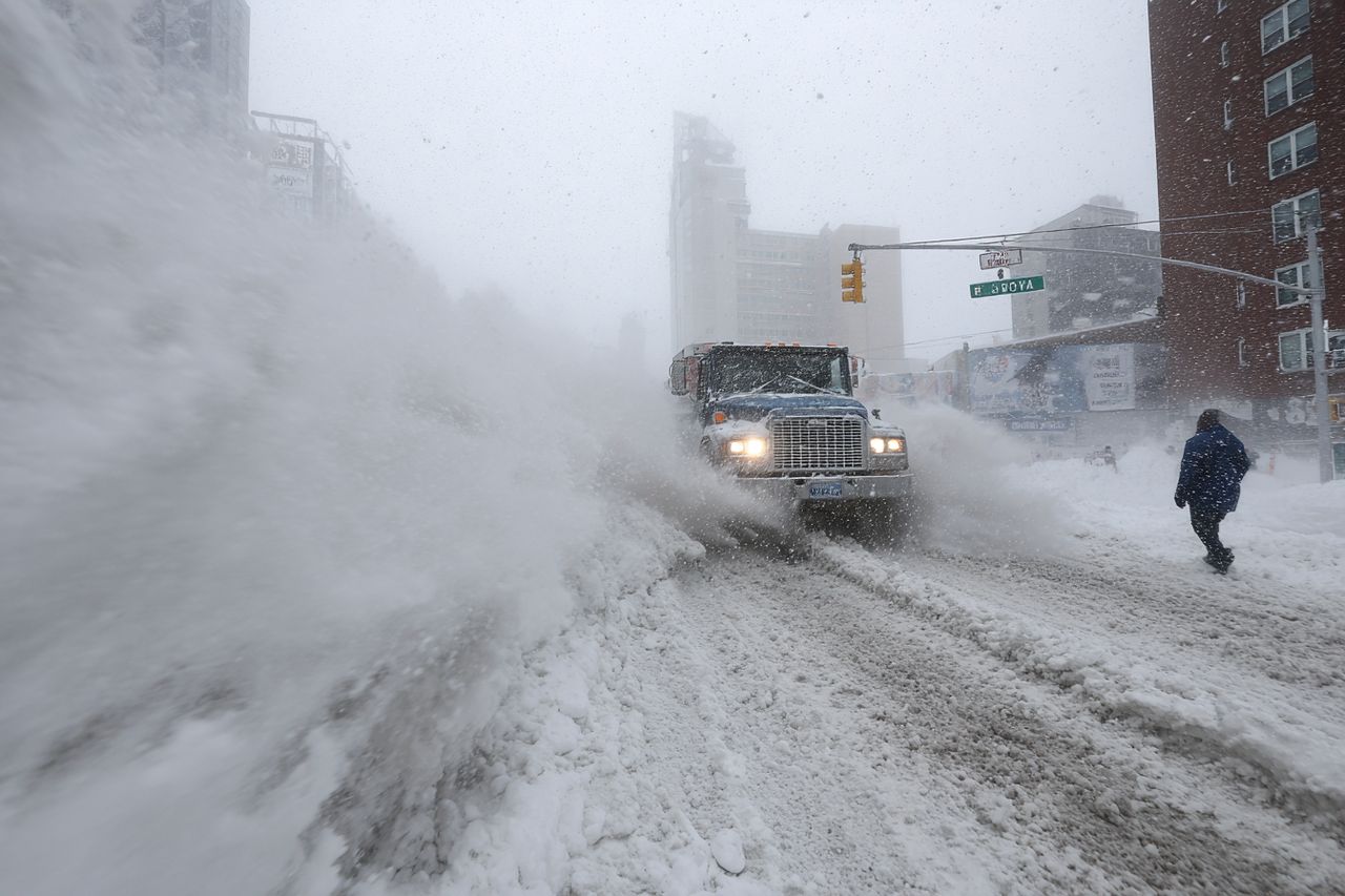 Rekordowa zamieć paraliżuje Wschodnie Wybrzeże: ponad 5700 lotów odwołanych, Rhode Island bije 48-letni rekord śniegu
