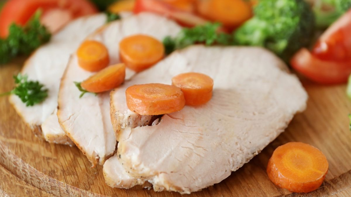 Pieczony indyk w plastrach jest doskonały na kanapki