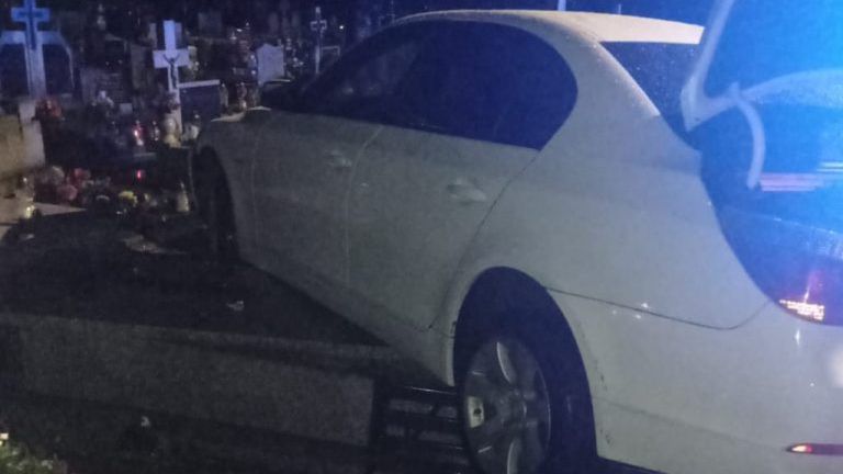 Auto przebiło ogrodzenie cmentarza i uszkodziło nagrobki 