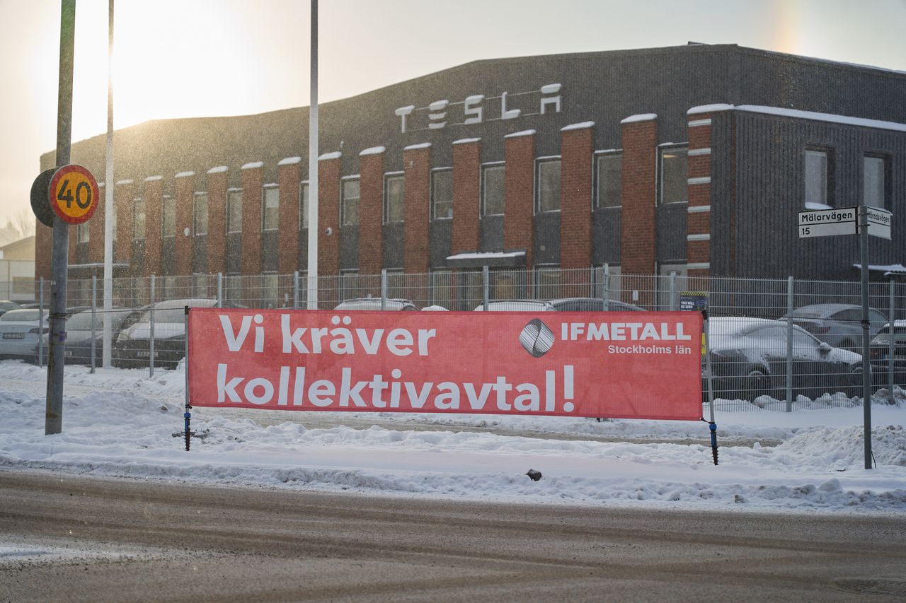 Baner IF Metall pod jedną z placówek Tesli