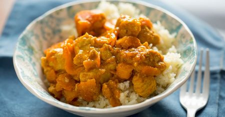 Curry z dyni - co to jest, walory zdrowotne, przepis na curry z dynią i kurczakiem, wersja wege