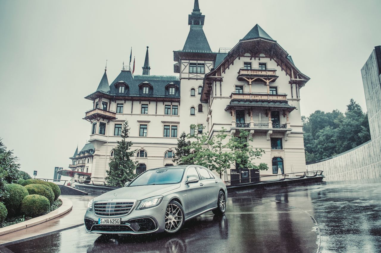 Mercedes S63 AMG moknie od deszczu pod hotelem Dolder Grand w Zurichu. Zaraz ruszamy.