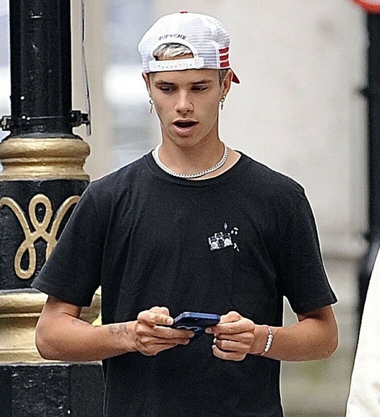 Romeo Beckham mknie przez Londyn w Maserati za pół miliona