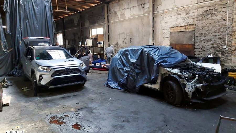 Jeśli auto trafia do "dziupli", jest błyskawicznie rozbierane. Podzespoły często sprzedaje się przez internet