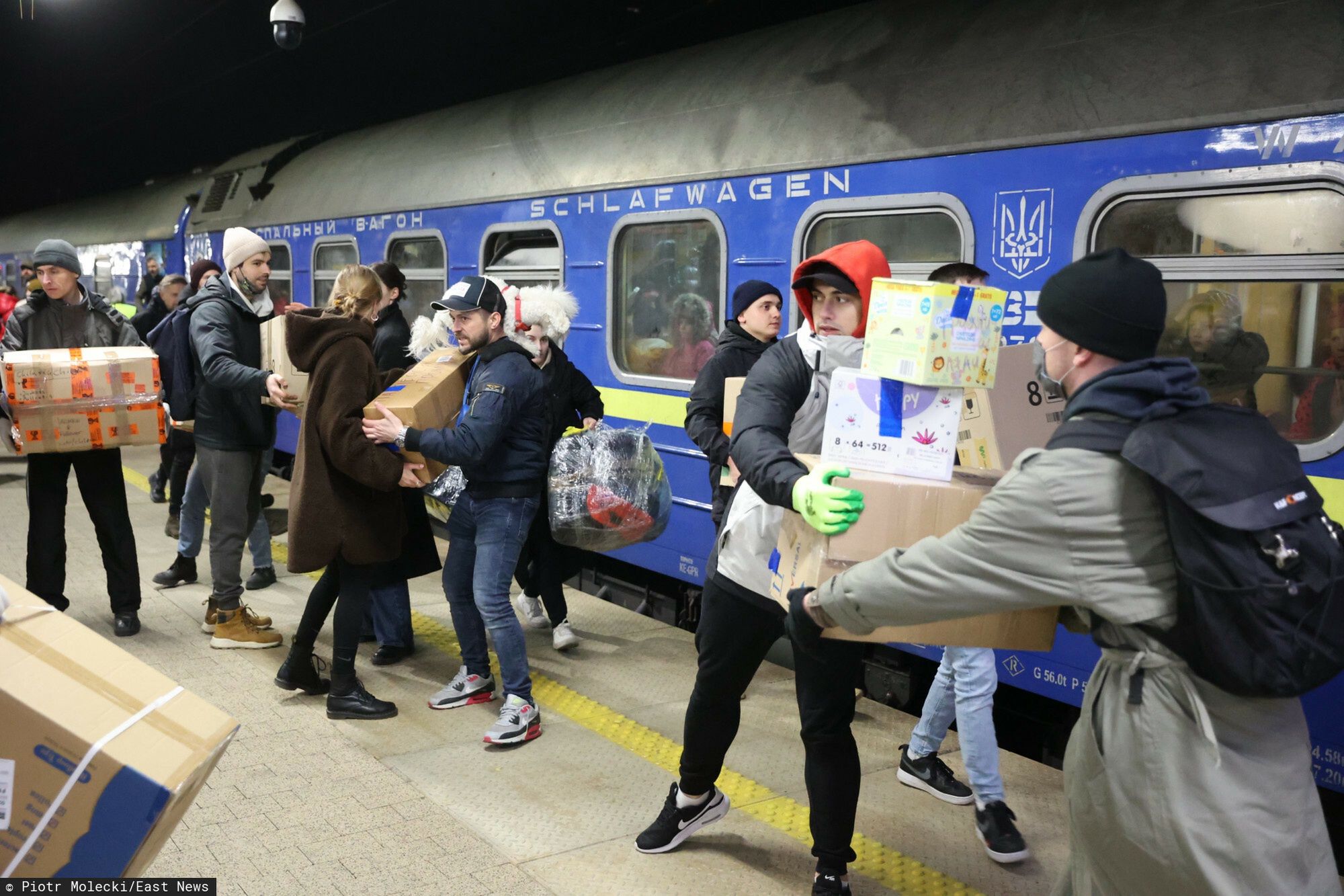 Poci?g z pomoc? dla Ukrainy wyrusza z WarszawyFot. Piotr Molecki/East News, Warszawa, 02.03.2022. Rosyjska inwazja na Ukraine. Pociag z pomoca dla Ukrainy wyrusza z dworca Warszawa Wschodnia.Piotr Molecki