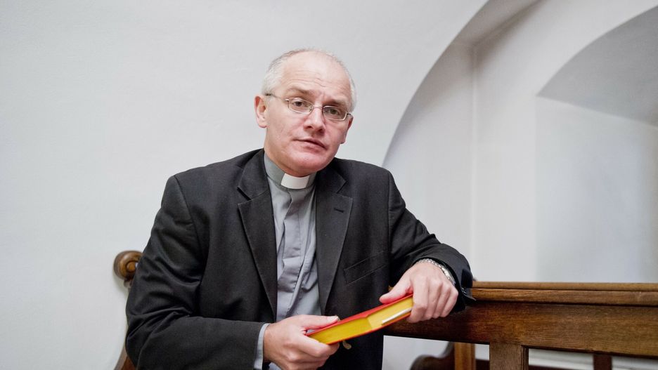 Ksiadz Krzysztof M?del - sesja
31.08.2013 Nowy Sacz N/z Jezuita , teolog i publicysta ksiadz Krzysztof Madel ktory twierdzi ze w dziecinstwie byl molestowany przez proboszcza w niewielkiej wsi w okolicach Tarnowa   fot. Piotr Tracz/REPORTER
Piotr Tracz/REPORTER