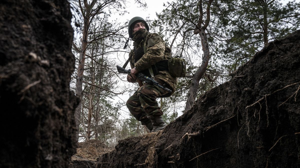 DONETSK, RUSSIA - MARCH 20: Ukrainian servicemen are seen along the frontline south of Bakhmut, Ukraine on March 20, 2023. (Photo by Wolfgang Schwan/Anadolu Agency via Getty Images)