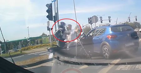 Awantura kierowcy z motocyklistą. Skoczyli sobie do gardeł