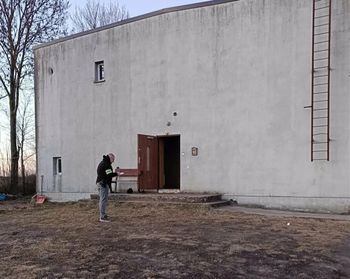 Tragiczne odkrycie w Wełnie. W domu znaleziono ciała dwóch mężczyzn