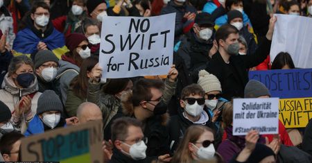 Zachód zwlekał z odcięciem Rosji od SWIFT. "To pozwoliło wyprowadzić kapitał"