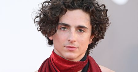 Timothée Chalamet na Festiwalu Filmowym w Wenecji. Ta stylizacja przejdzie do historii