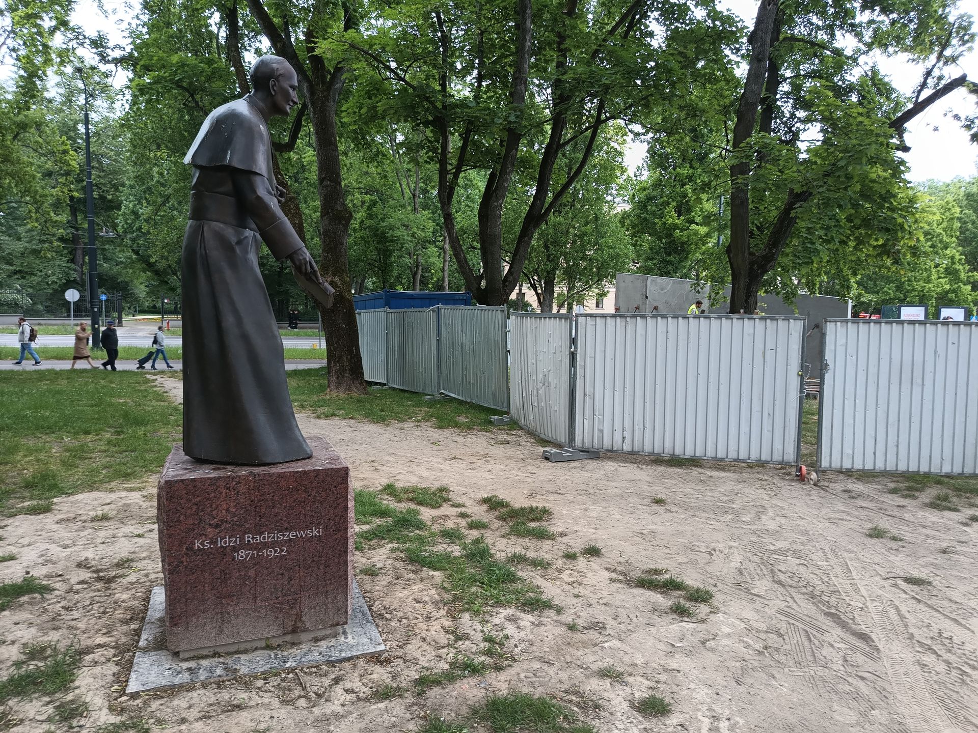 Pomnik ks. Idziego Radziszewskiego wrócił na swoje miejsce i będzie za plecami 