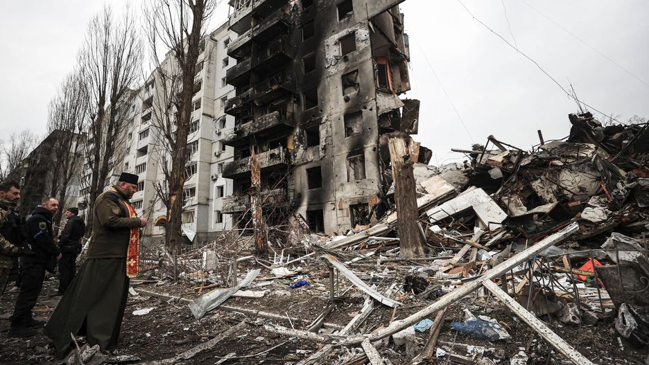 Russian attacks on UkraineBORODIANKA, UKRAINE - APRIL 05: A Christian reverend prays for the Ukrainian war victims among the ruins, as the Russian attacks continues, in Borodianka, Ukraine on April 05, 2022. The city of Borodianka, which is one of the conflict areas close to the capital Kyiv, was again under the control of Ukrainian forces after Russian military left the town. Metin Aktas / Anadolu Agency/ABACAPRESS.COM Dostawca: PAP/AbacaAA/ABACABorodianka,Christian reverend,Russia,Russian attacks,Ukraine,Ukr, Russian attacks on Ukraine
