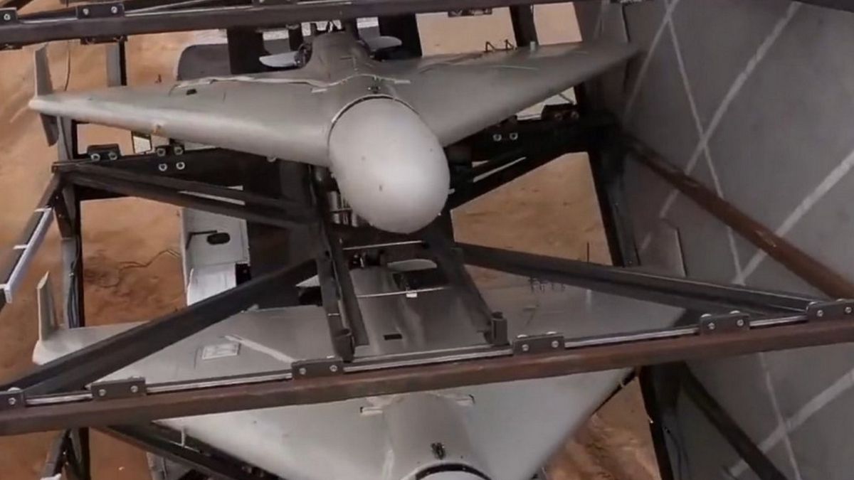 Dron Shahed-131 w kontenerze startowym