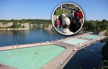 Tłumy na słynnym kąpielisku. "8.25. Zakończono wpuszczanie na baseny"