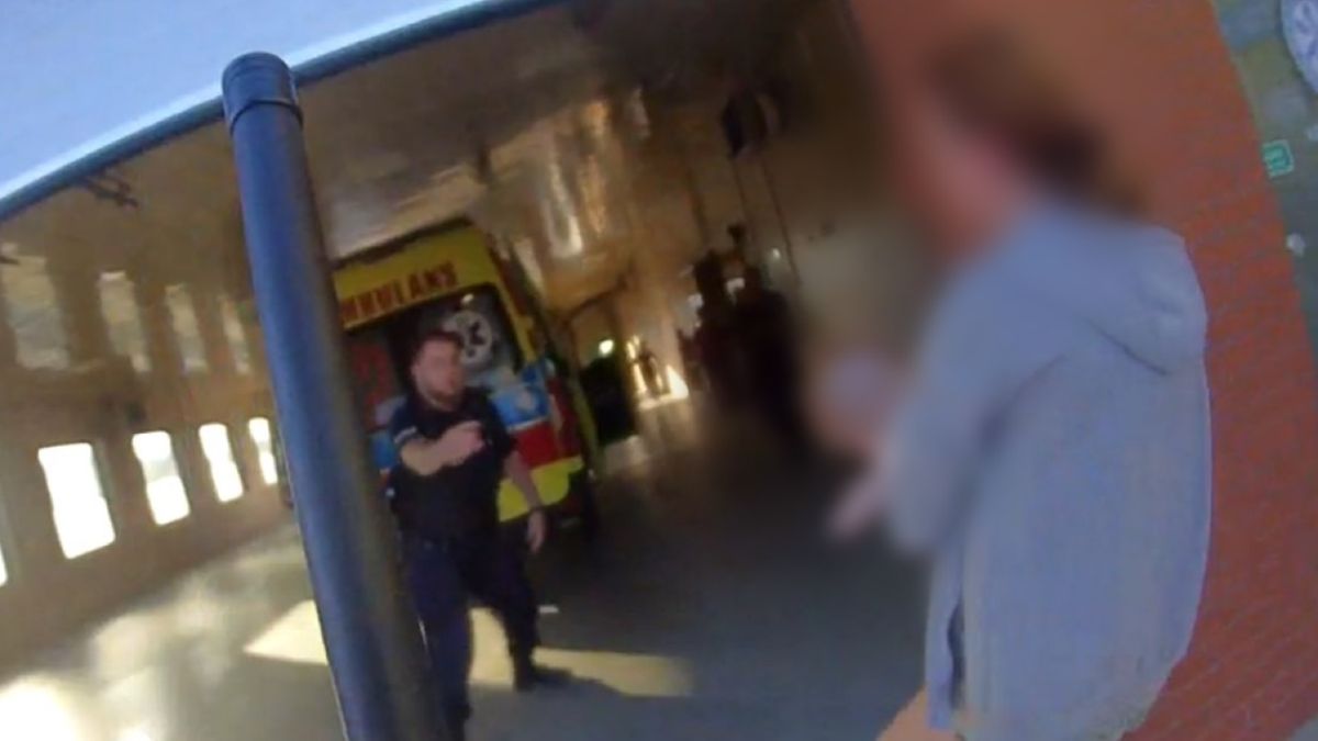 Policja pomogła dotrzeć do szpitala kobiecie z niemowlęciem. Dziecko straciło funkcje życiowe.