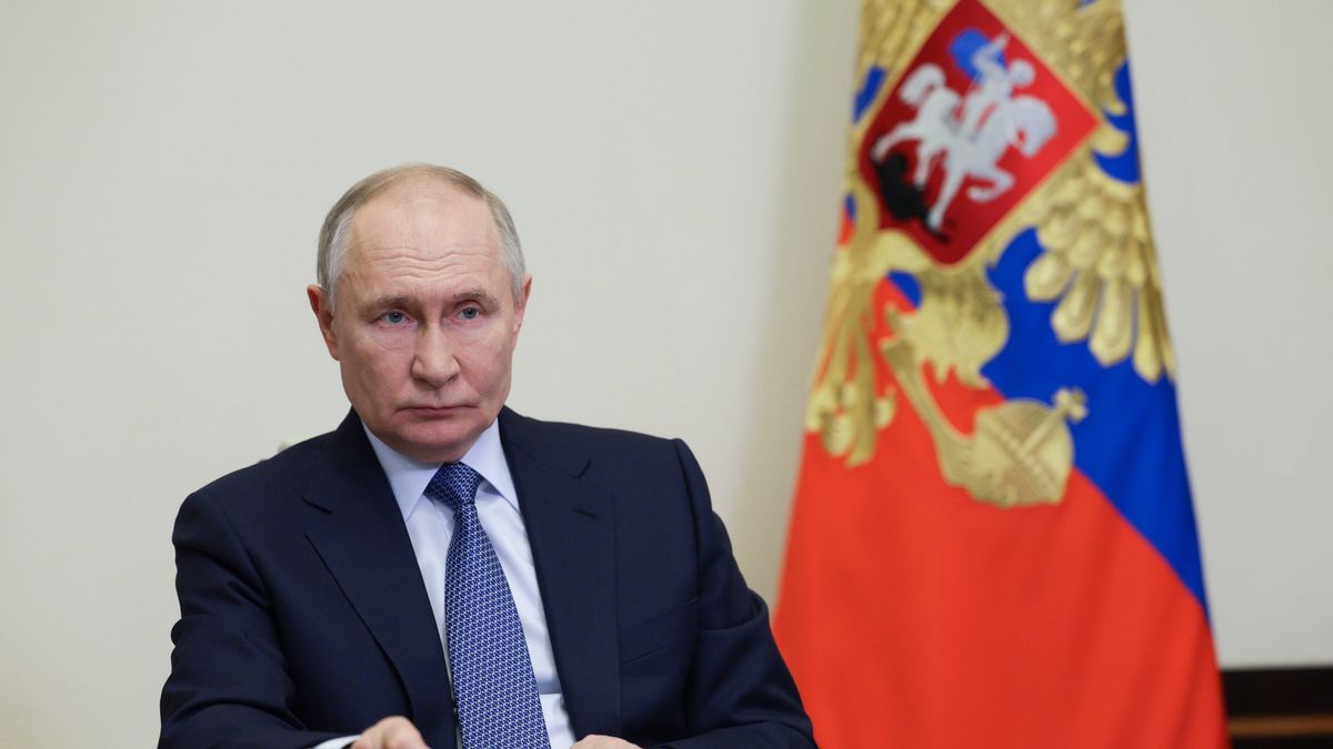 Russian President Putin holds virtual meeting with Sevastopol governor
epa11895479 Russian President Vladimir Putin looks on during a meeting via video conference with Governor of Sevastopol Mikhail Razvozhayev (not pictured) at the Novo-Ogaryovo state residence outside Moscow, Russia, 14 February 2025.  EPA/GAVRIIL GRIGOROV/SPUTNIK/KREMLIN POOL MANDATORY CREDIT 
Dostawca: PAP/EPA.
GAVRIIL GRIGOROV/SPUTNIK/KREMLIN POOL
office, flags, meeting