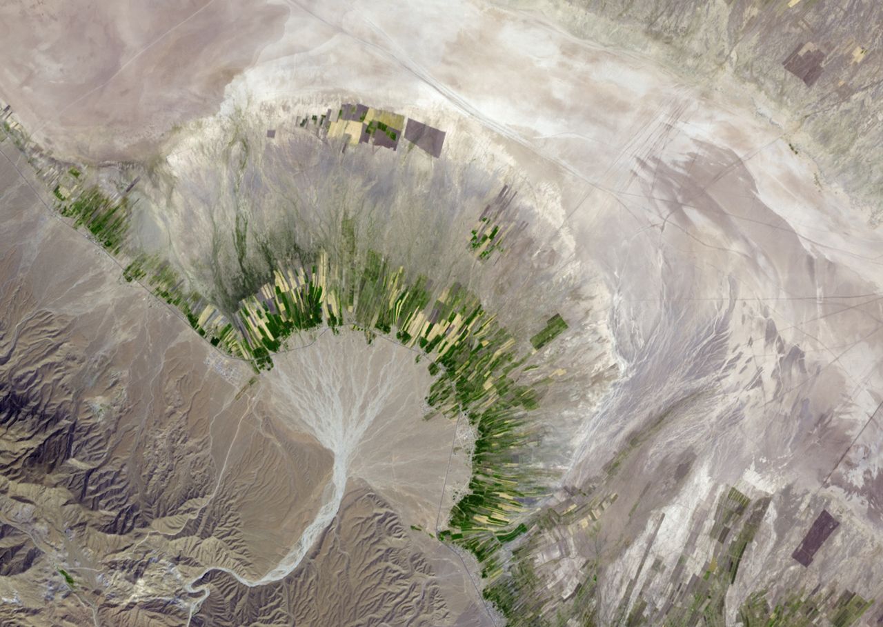 Satelitarne zdjęcie stożka aluwialnego - widoczny rozwój rolnictwa u jego podnóża