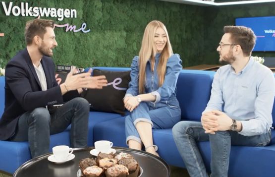 Marcelina Zawadzka prowadzącą show "Porozmawiajmy o samochodach" Volkswagen Home