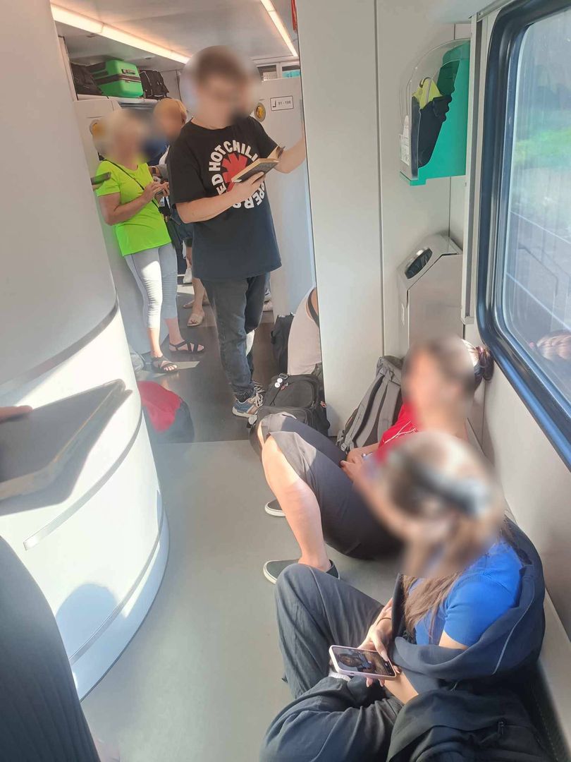 Tak wyglądał korytarz w pociągu PKP Intercity Osterwa