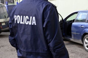 Tajemnicza paczka na komendzie. Policjant zraniony w twarz