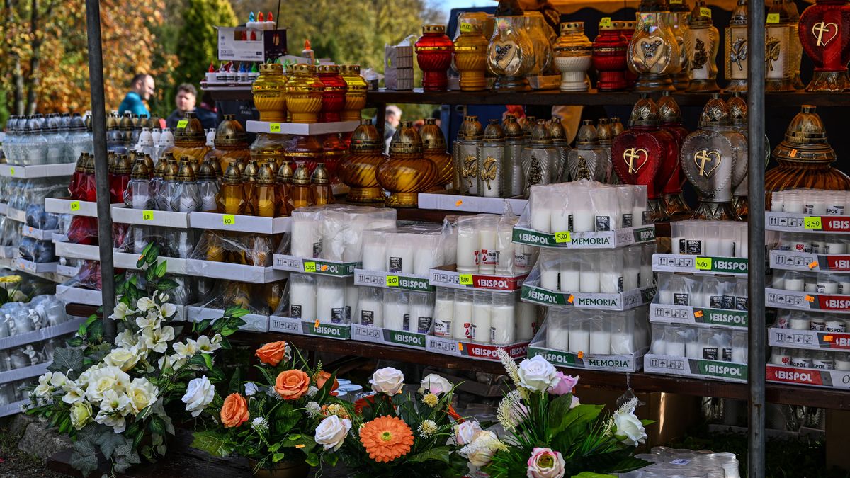 Przemyśl, 28.10.2023. Sprzedaż zniczy przy cmentarzu w Przemyślu, 28 bm. 1 listopada kościół katolicki obchodzi uroczystość Wszystkich Świętych. Wierni odwiedzą cmentarze. Święto to ma wymiar powszechny, celebruje się je w Kościele Katolickim na całym świecie. (aldg) PAP/Darek Delmanowicz