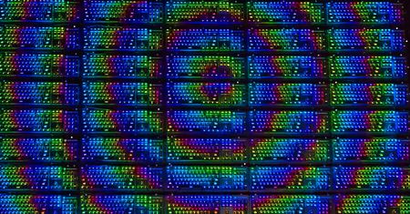 Co można zrobić z 40 klawiatur RGB LED? Gigantyczny ekran do grania w Mario