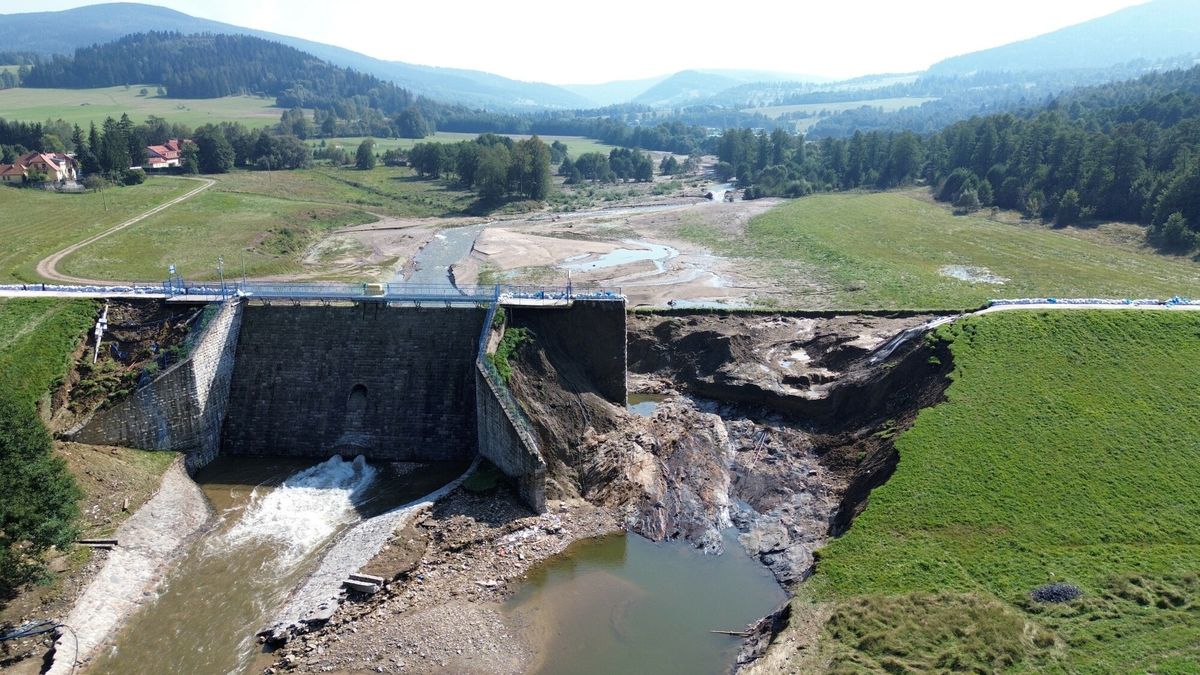 Miasta po przej?ciu fali powodziowej
Fot. Wojciech Olkusnik/East News, 18.09.2024. Stronie Slaskie. Woj. dolnoslaskie. Sytuacja powodziowa w regionie. Miejscowosc Stronie Slaskie po przejsciu powodzi. N/z przerwana tama.
Wojciech Olkusnik