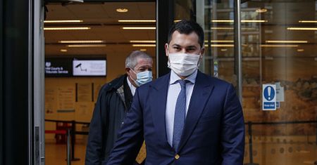 Musi zapłacić matce 75 mln. Za to, że podczas rozwodu pomagał ojcu