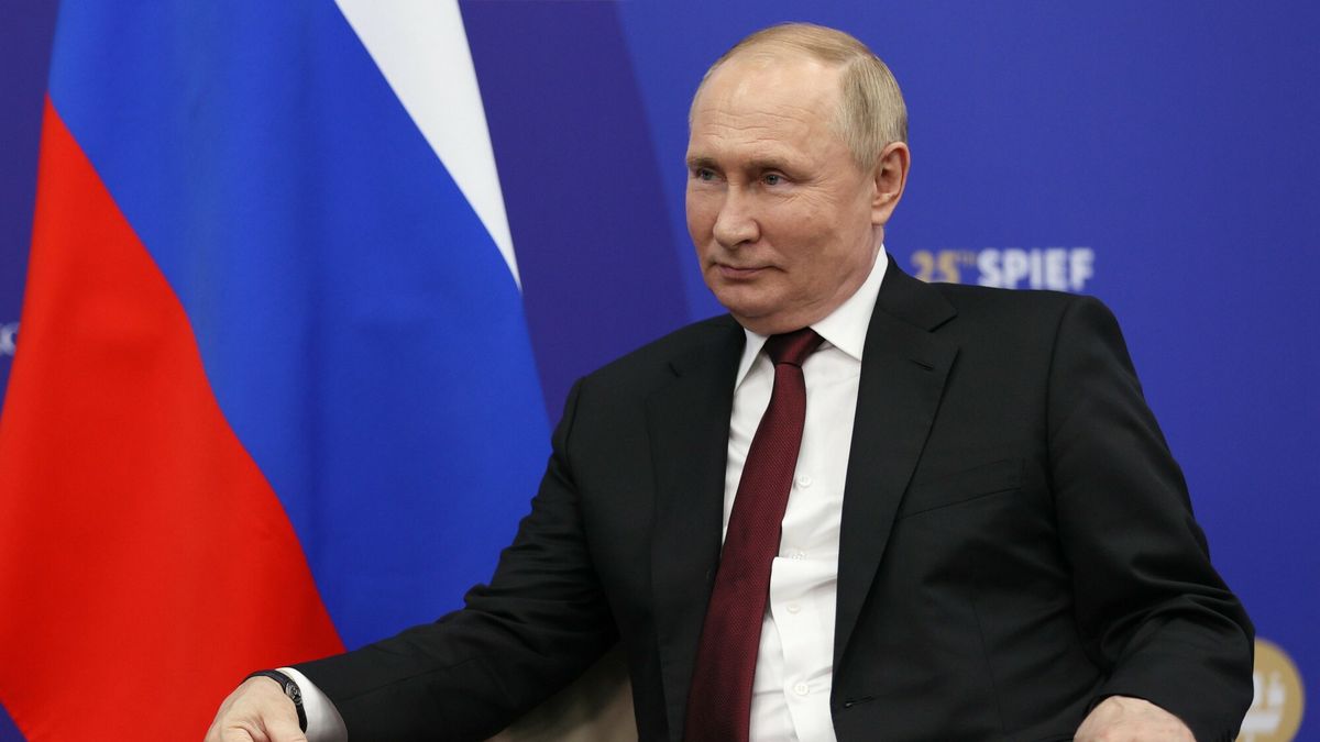 Według doniesień organizacji OCCRP, rosyjska ropa nadal trafia do portów UE mimo sankcji. Na zdjęciu prezydent Rosji Władimir Putin