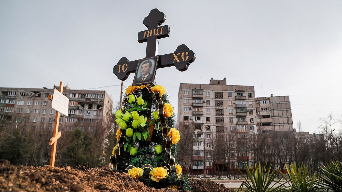 Przerażający widok Mariupola. Groby na łączniku między ulicami 1