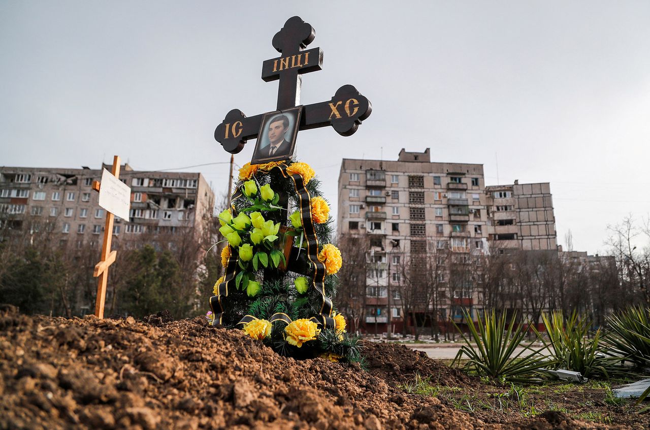 Przerażający widok Mariupola. Groby na łączniku między ulicami