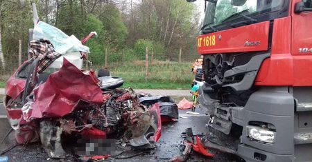 Śmiertelny wypadek w Trzcińcu. Samochód osobowy zderzył się z ciężarówką (zdjęcia)