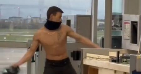 Półnagi mężczyzna zdemolował lotnisko. Nagranie z Dublina