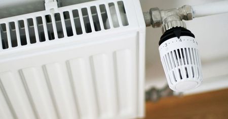 Włóż za grzejnik. W pomieszczeniu od razu zrobi się cieplej