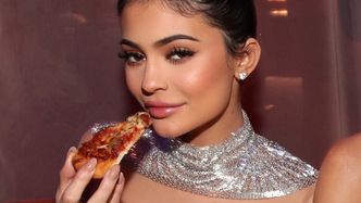 Kylie Jenner opala się w MIKROSKOPIJNYM bikini w kolorze złota (FOTO)