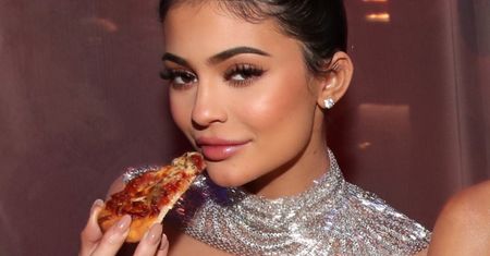 Kylie Jenner opala się w MIKROSKOPIJNYM bikini w kolorze złota (FOTO)