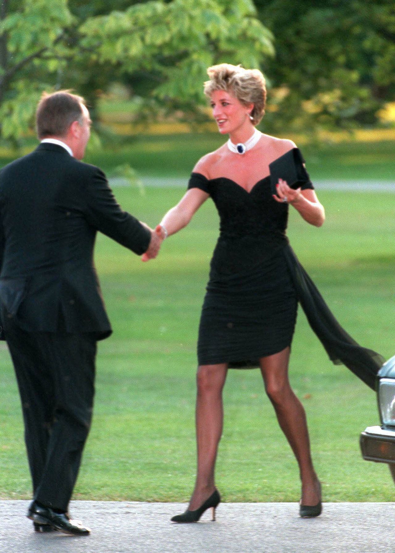 Księżna Diana w sukience zemsty i czerwonych paznokciach 