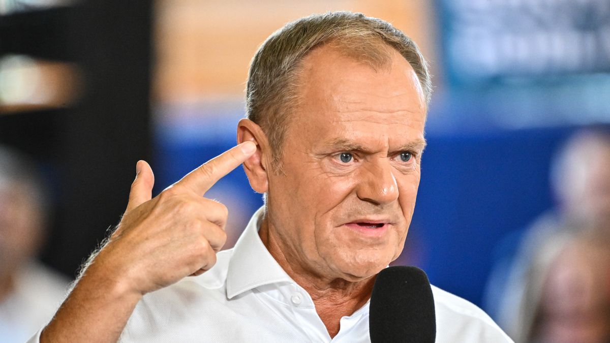 Mińsk Mazowiecki, 24.09.2023. Kampania wyborcza do parlamentu 2023. Przewodniczący Platformy Obywatelskiej Donald Tusk podczas spotkania z mieszkańcami w Mińsku Mazowieckim, 24 bm. (sko) PAP/Przemysław Piątkowski