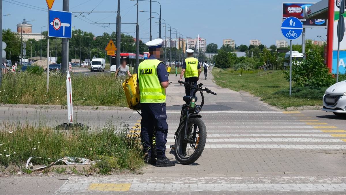 Policjanci kontrolujący rowerzystę