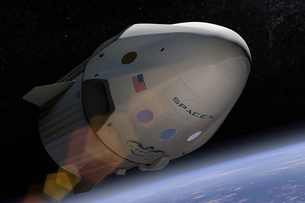 Załoga SpaceX Dragon wraca na Ziemię.