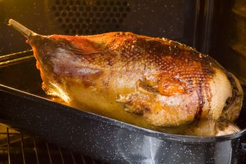 Jak zrobić gęś faszerowaną? Z tego przepisu zachwyca smakiem
