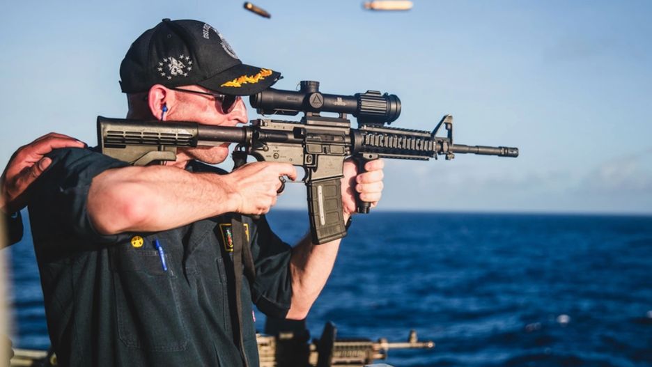 Dowódca niszczyciela USS John McCain z odwrotnie zamontowaną optyką na karabinku M4