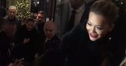 Rita Ora wychodzi z ochroniarzami z hotelu w Warszawie
