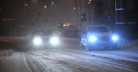 Pogoda w Warszawie. Śnieżyca i silny wiatr. Do stolicy dotarł front z zachodu