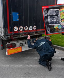 Służby zatrzymały dostawczaka. W środku odkryły tysiące podróbek