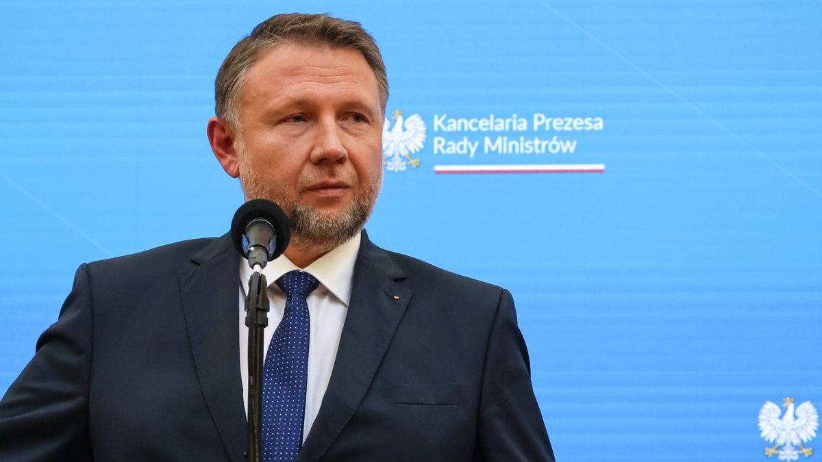 Warszawa, 17.11.2025. Minister spraw wewnętrznych i administracji Marcin Kierwiński na konferencji prasowej w siedzibie Kancelarii Prezesa Rady Ministrów w Warszawie, 17 bm. Na trasie Warszawa-Lublin doszło do dwóch aktów dywersji; podczas pierwszego z nich eksplozja ładunku wybuchowego zniszczyła tor kolejowy, co zdaniem premiera Donalda Tuska miało najprawdopodobniej doprowadzić do wysadzenia pociągu. W innym miejscu pociąg z 475 pasażerami musiał nagle hamować przez uszkodzoną linię kolejową. (amb) PAP/Albert Zawada