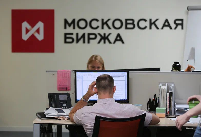 Giełda w Moskwie wznawia handel, ale tylko akcjami wybranych spółek