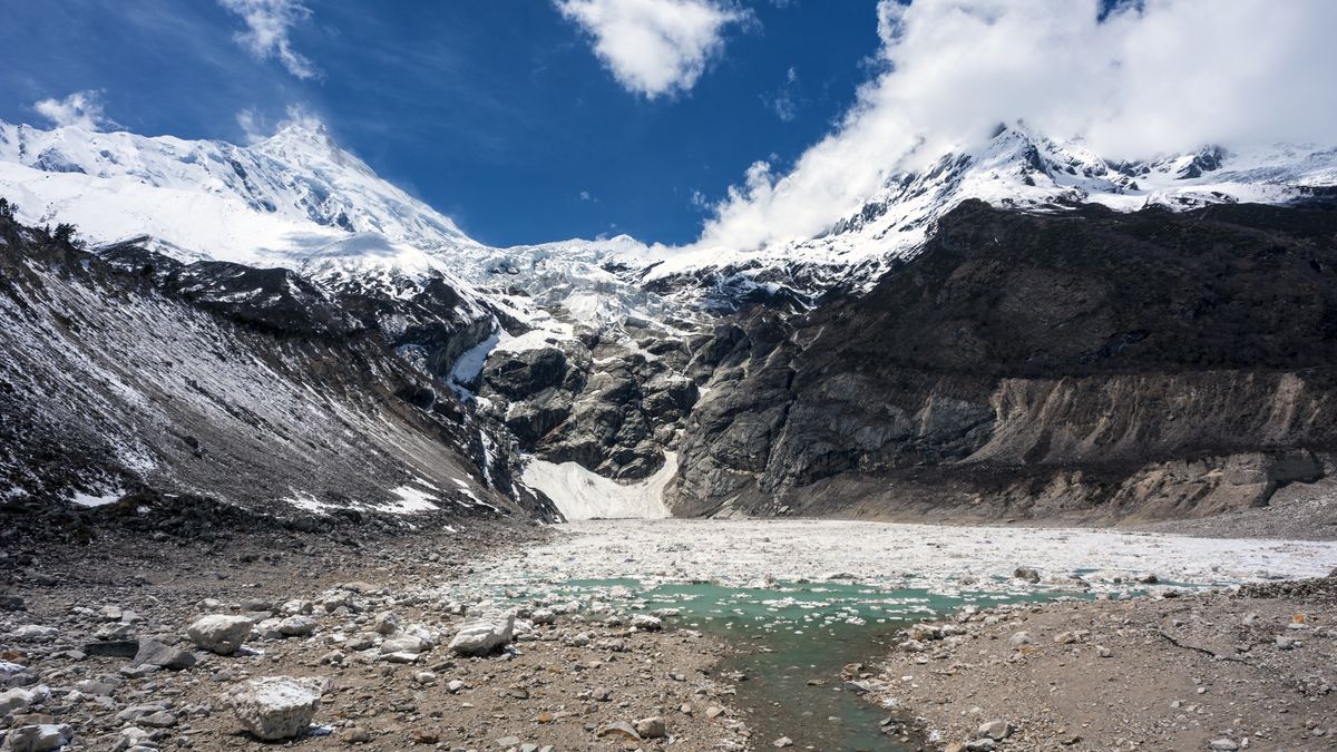 Lodowiec i jezioro polodowcowe u podnóża Manaslu w Nepalu